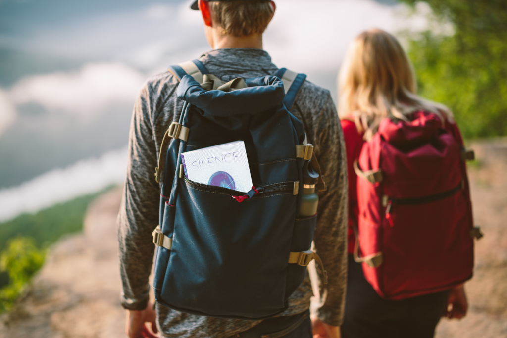 Dieses Bild hat ein leeres Alt-Attribut. Der Dateiname ist Mock_Up_Silence_Backpack-1024x683.png